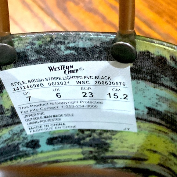 Like New toddler rain boots size 7 US / size 23 EUR - Picture 4 of 4